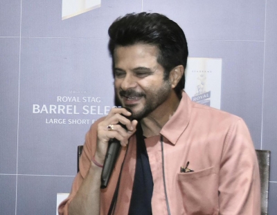 Anil Kapoor shows off 'muscle' power | Anil Kapoor shows off 'muscle' power