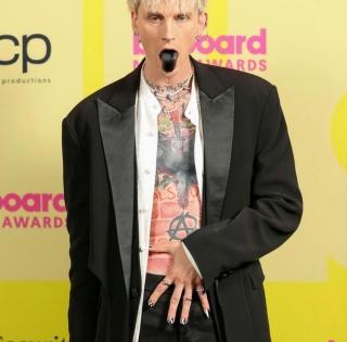 MTV VMAs 2021 red carpet: Machine Gun Kelly, Conor McGregor get into scuffle | MTV VMAs 2021 red carpet: Machine Gun Kelly, Conor McGregor get into scuffle