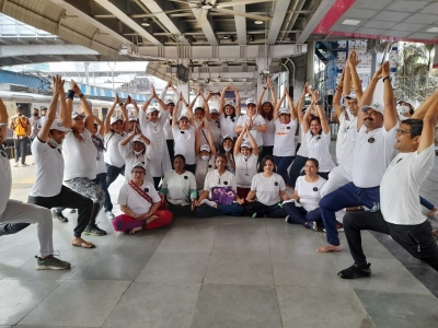 Yoga in train: Mumbai local commuters perform asanas while travelling | Yoga in train: Mumbai local commuters perform asanas while travelling