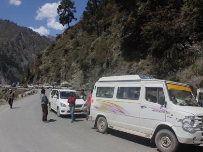 Driver killed after truck falls into gorge on Jammu-Srinagar highway | Driver killed after truck falls into gorge on Jammu-Srinagar highway Driver killed after truck falls into gorge on Jammu-Srinagar highway | Driver killed after truck falls into gorge on Jammu-Srinagar highway