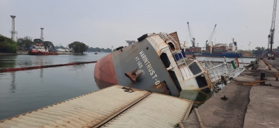 B'deshi owners abandon capsized ship in Kolkata; SMP refuses to allow crew to leave | B'deshi owners abandon capsized ship in Kolkata; SMP refuses to allow crew to leave