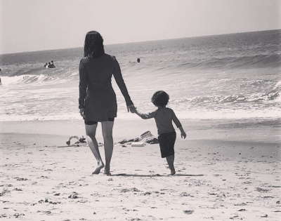 Sunny Leone and her 'little nugget' take a stroll on the beach | Sunny Leone and her 'little nugget' take a stroll on the beach