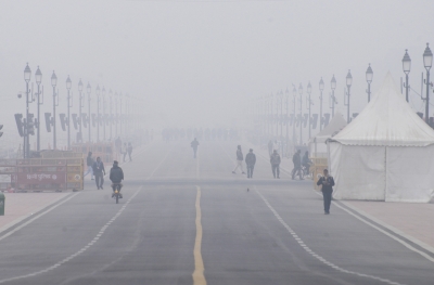 Dense fog envelops Delhi, AQI in 'poor' category | Dense fog envelops Delhi, AQI in 'poor' category
