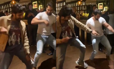 Kartik, Varun burn up the dance floor on 'Bom diggy diggy' | Kartik, Varun burn up the dance floor on 'Bom diggy diggy'