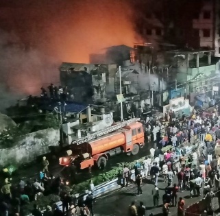 Major fire breaks out at north Kolkata slum | Major fire breaks out at north Kolkata slum