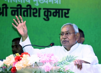 Nitish visits BJP MLC's house, attends 'puja' | Nitish visits BJP MLC's house, attends 'puja'