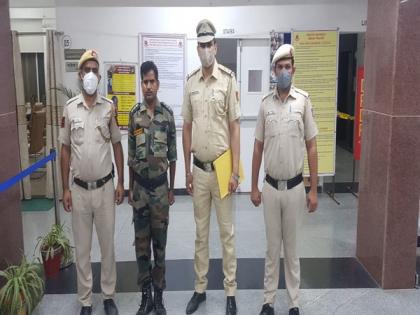 ISI was trying to honey trap man arrested for impersonating army officer: Delhi Police sources | ISI was trying to honey trap man arrested for impersonating army officer: Delhi Police sources ISI was trying to honey trap man arrested for impersonating army officer: Delhi Police sources | ISI was trying to honey trap man arrested for impersonating army officer: Delhi Police sources