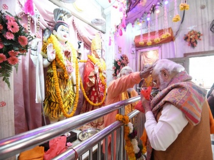 PM Modi offers prayers at Meerut's Augarnath Temple | PM Modi offers prayers at Meerut's Augarnath Temple