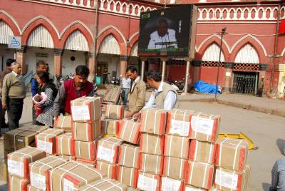 Migrants loot snacks at Old Delhi railway station | Migrants loot snacks at Old Delhi railway station