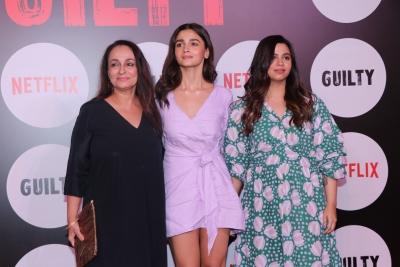 Alia, Zoya Akhtar among celebs at premiere of Kiara's film | Alia, Zoya Akhtar among celebs at premiere of Kiara's film Alia, Zoya Akhtar among celebs at premiere of Kiara's film | Alia, Zoya Akhtar among celebs at premiere of Kiara's film