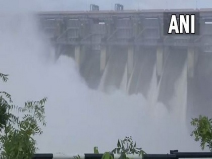 Amid heavy rains in Gujarat, massive amount of water discharged from Ukai Dam in Tapi | Amid heavy rains in Gujarat, massive amount of water discharged from Ukai Dam in Tapi