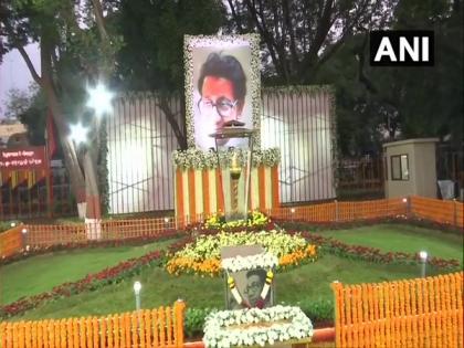 Bal Thackeray's smriti sthal decorated with flowers on his 8th death anniversary | Bal Thackeray's smriti sthal decorated with flowers on his 8th death anniversary