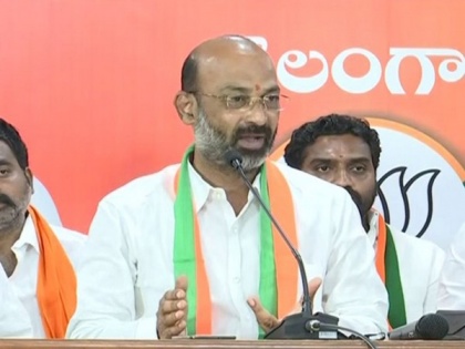 KCR knows that TRS will lose graduate MLC elections, says T'gana BJP chief Sanjay | KCR knows that TRS will lose graduate MLC elections, says T'gana BJP chief Sanjay