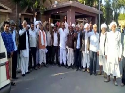 Locust-hit Barmer farmers stage protest, demand special relief package | Locust-hit Barmer farmers stage protest, demand special relief package