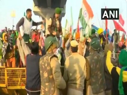 Farmers break police barricade at Tikri border, tractor rally enters Delhi | Farmers break police barricade at Tikri border, tractor rally enters Delhi
