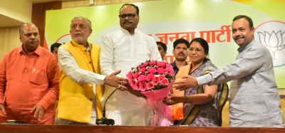 SP's mayoral candidate joins BJP | SP's mayoral candidate joins BJP