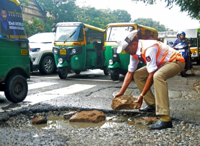 B'luru pothole menace: Karnataka High Court pulls up ruling BJP | B'luru pothole menace: Karnataka High Court pulls up ruling BJP B'luru pothole menace: Karnataka High Court pulls up ruling BJP | B'luru pothole menace: Karnataka High Court pulls up ruling BJP