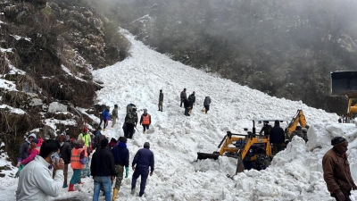 Army rescues 350 tourists stranded in Sikkim after sudden snowfall | Army rescues 350 tourists stranded in Sikkim after sudden snowfall