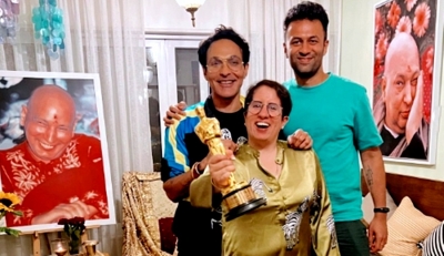 Guneet Monga's team christens their Oscar 'Goldie Monga Kapoor' | Guneet Monga's team christens their Oscar 'Goldie Monga Kapoor'