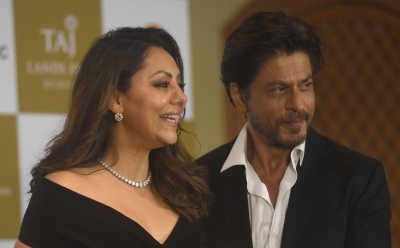 'In our family, we age backwards,' says SRK after getting Gauri's age wrong | 'In our family, we age backwards,' says SRK after getting Gauri's age wrong