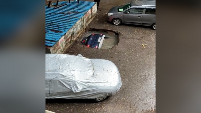 Car swallowed up by Mumbai well, efforts on to retrieve it | Car swallowed up by Mumbai well, efforts on to retrieve it