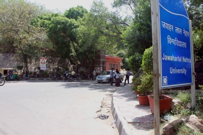 Police question three for putting up saffron flags outside JNU | Police question three for putting up saffron flags outside JNU