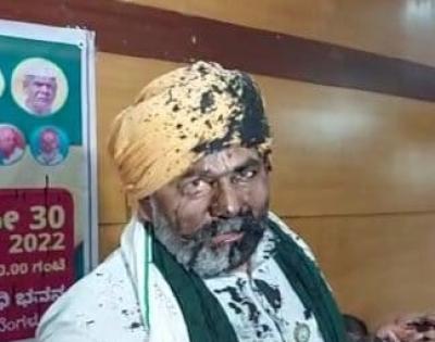 Black paint thrown at Rakesh Tikait in B'luru, 3 nabbed | Black paint thrown at Rakesh Tikait in B'luru, 3 nabbed