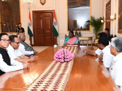 Kharge-led Cong delegation meets Prez, seeks her intervention in Manipur | Kharge-led Cong delegation meets Prez, seeks her intervention in Manipur