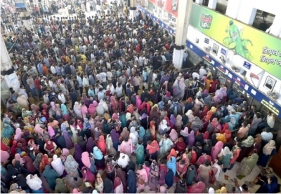 'Snake-like' queues at railway counters in Dhaka ahead of Eid | 'Snake-like' queues at railway counters in Dhaka ahead of Eid