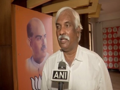 KCR should waive off handloom weavers loans in Telangana, says BJP leader | KCR should waive off handloom weavers loans in Telangana, says BJP leader