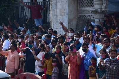 Amid chanting of vedic hymns, Lata Mangeshkar's body consigned to flames | Amid chanting of vedic hymns, Lata Mangeshkar's body consigned to flames