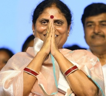 Andhra CM Jagan Mohan's mother Vijayamma quits YSR Congress | Andhra CM Jagan Mohan's mother Vijayamma quits YSR Congress