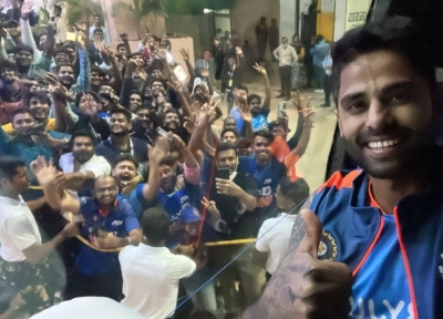 Indian cricket team gets rousing welcome at Thiruvananthapuram airport | Indian cricket team gets rousing welcome at Thiruvananthapuram airport