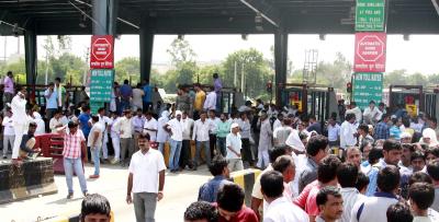 Gurugram police detain group for sitting on Delhi-Jaipur Expressway | Gurugram police detain group for sitting on Delhi-Jaipur Expressway