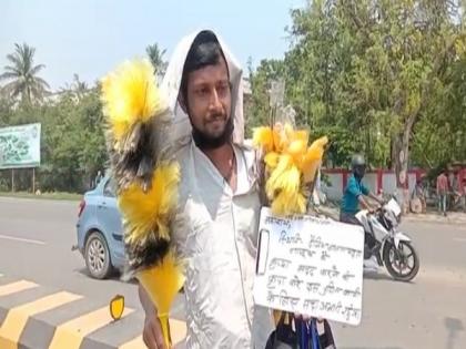 Patna man urges people to buy his wares amid lockdown, carries board | Patna man urges people to buy his wares amid lockdown, carries board