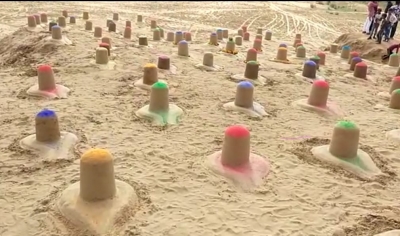 Sand artist creates 108 colourful Shiva lingams in Pushkar | Sand artist creates 108 colourful Shiva lingams in Pushkar
