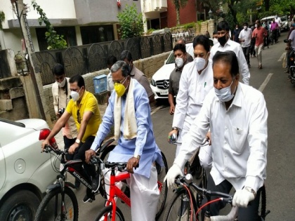 Karnataka: Siddaramaiah rides bicycle to protest against fuel price hike | Karnataka: Siddaramaiah rides bicycle to protest against fuel price hike