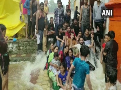 MP: People celebrates as Tapti river overflows in Betul | MP: People celebrates as Tapti river overflows in Betul