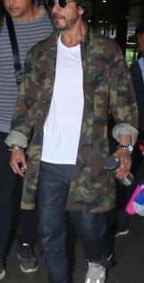 SRK stopped at Mumbai airport for carrying luxury watches, gadgets | SRK stopped at Mumbai airport for carrying luxury watches, gadgets SRK stopped at Mumbai airport for carrying luxury watches, gadgets | SRK stopped at Mumbai airport for carrying luxury watches, gadgets