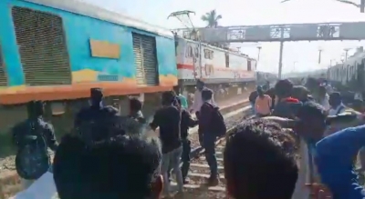 Narrow escape for passengers from being run over by Shatabdi Express, one dead | Narrow escape for passengers from being run over by Shatabdi Express, one dead