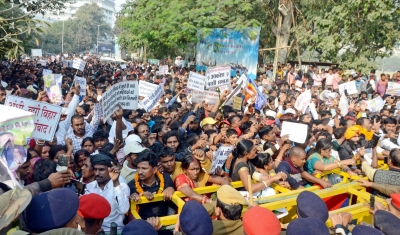 Protest march turns violent in Patna, several policemen injured | Protest march turns violent in Patna, several policemen injured