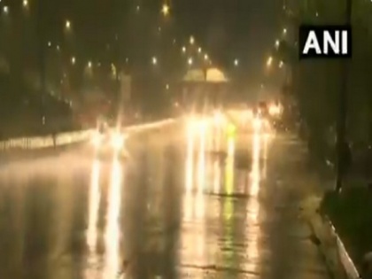 Rain lashes various parts of Mumbai, Thane | Rain lashes various parts of Mumbai, Thane