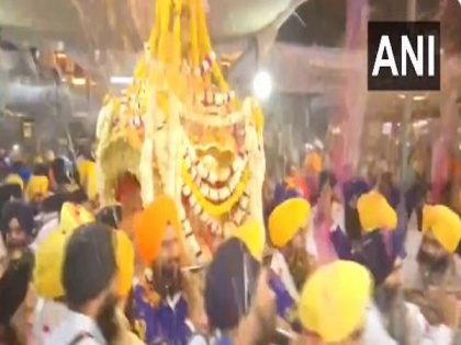 Devotees celebrate 'Hola Mohalla' at Golden Temple, Amritsar | Devotees celebrate 'Hola Mohalla' at Golden Temple, Amritsar