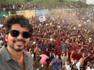 Vijay's selfie goes viral | Vijay's selfie goes viral