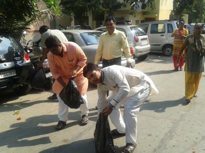 Newspaper hawkers take charge of cleaning Yamuna river banks | Newspaper hawkers take charge of cleaning Yamuna river banks