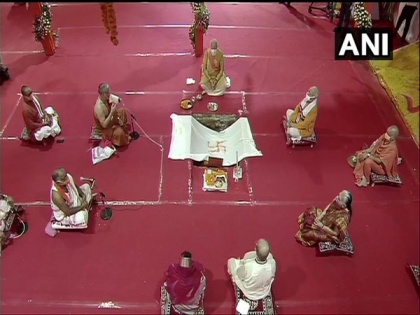 PM Modi performs 'bhoomi pujan' for Ram Temple at Ayodhya | PM Modi performs 'bhoomi pujan' for Ram Temple at Ayodhya