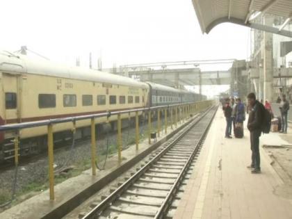 MP: Trains delayed as dense fog engulfs Bhopal | MP: Trains delayed as dense fog engulfs Bhopal