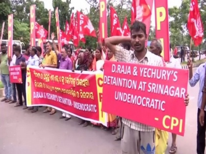 Bhubaneswar: CPI workers protest against Yechury, D Raja's detention at Srinagar airport | Bhubaneswar: CPI workers protest against Yechury, D Raja's detention at Srinagar airport