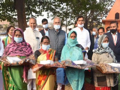 Chhattisgarh CM celebrates New Year with labourers | Chhattisgarh CM celebrates New Year with labourers