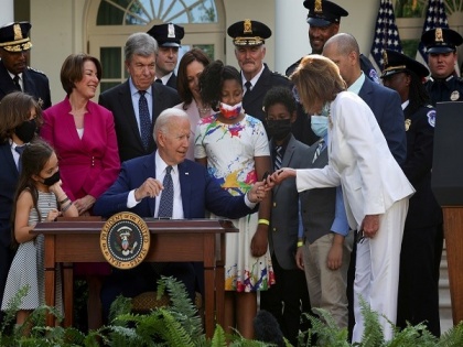 Biden signs bill awarding Congressional Gold Medal to Jan 6 officers | Biden signs bill awarding Congressional Gold Medal to Jan 6 officers